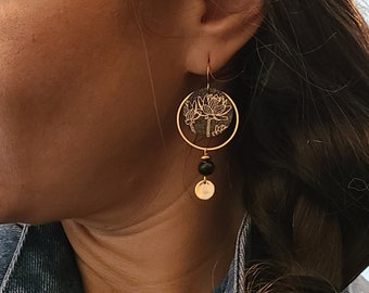 Boucles d'oreilles or pendantes géométrique perle naturelle d'hématite noire- laiton et acier inox Bijoux pour femme. Cadeau bijou artisanal