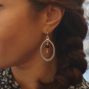Boucles d'oreilles créoles ovales argentées effet argent Bijoux pour femme. Cadeau bijou Noël image 1