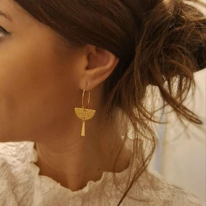 Halbkreisförmige Creolen aus goldfarbenem Edelstahl – geometrisches Design – Damenschmuck. Valentinstagsgeschenk
