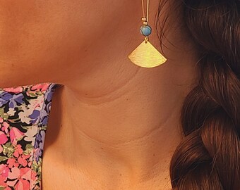 Boucles d'oreilles or pendantes demi cercle laiton perle naturelle bleue- Bijoux pour femme. Cadeau bijou artisanal