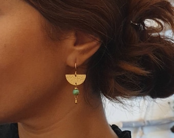 Boucles d'oreilles dorées pendantes - demi-cercle en laiton et perles naturelles vertes bleu turquoise - bijou cadeau artisanal