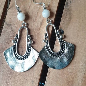 Boucles d'oreilles pendantes argent et blanc grande boucle ethnique perles naturelles Bijoux pour femme. Cadeau bijou artisanal image 3