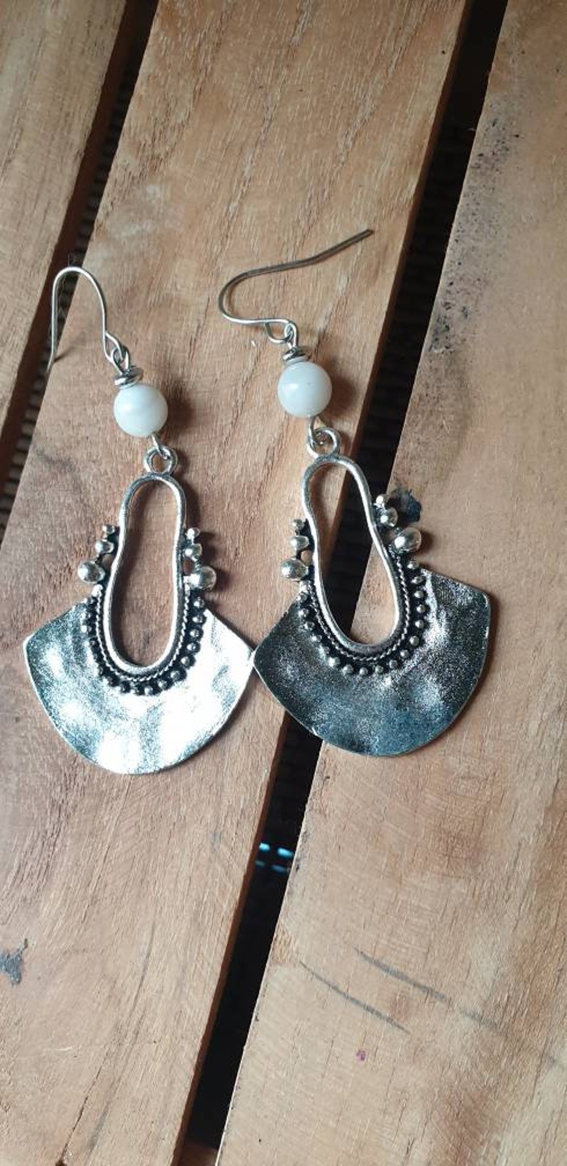 Boucles d'oreilles pendantes argent et blanc grande boucle ethnique perles naturelles Bijoux pour femme. Cadeau bijou artisanal image 3