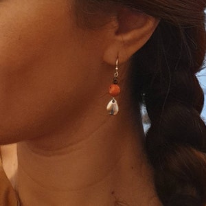 Boucles d'oreilles argentées, petite goutte et perles naturelles Bijoux pour femme. Cadeau bijou artisanal image 5