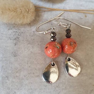 Boucles d'oreilles argentées, petite goutte et perles naturelles Bijoux pour femme. Cadeau bijou artisanal image 1