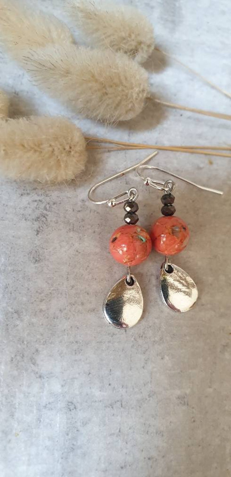 Boucles d'oreilles argentées, petite goutte et perles naturelles Bijoux pour femme. Cadeau bijou artisanal image 1