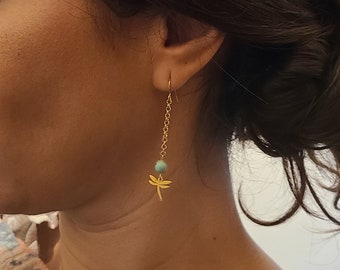 Boucles d'oreilles chaînette dorées minimaliste acier inoxydable libellule perle naturelle- Bijoux pour femme. Cadeau bijou pour elle