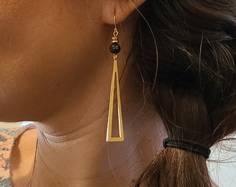Collection Les dorées, boucles d'oreilles grand triangle en laiton perle naturelle - Bijoux pour femme. Cadeau bijou artisanal