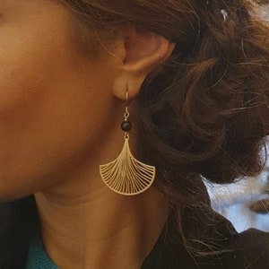 Collection Les dorées, boucles d'oreilles feuilles de Ginkgo Bijoux pour femme. Cadeau bijou artisanal image 1