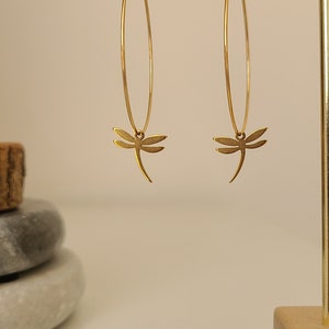 Boucles d'oreilles créoles dorées minimaliste acier inoxydable libellule Bijoux pour femme. Cadeau bijou Noël image 4