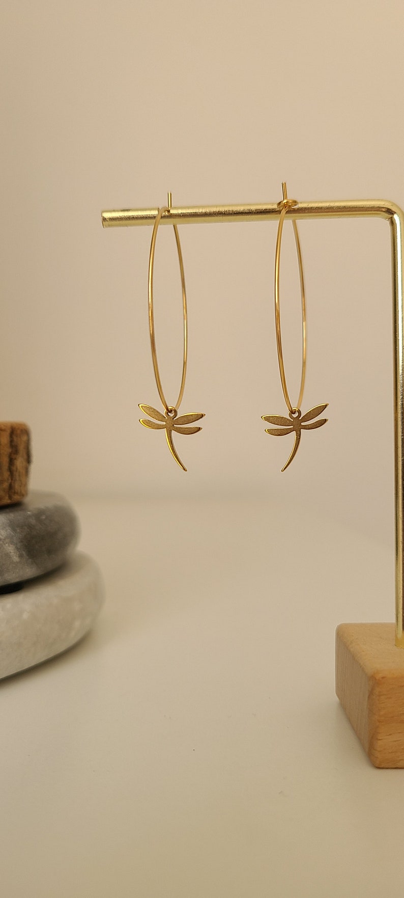 Boucles d'oreilles créoles dorées minimaliste acier inoxydable libellule Bijoux pour femme. Cadeau bijou Noël image 4