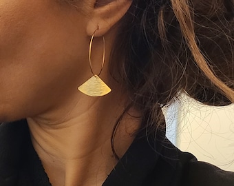 Boucles d'oreilles créoles dorées acier inoxydable éventail - Bijoux pour femme. Cadeau bijou artisanal