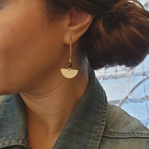 Boucles d'oreilles or pendantes demi cercle laiton perle naturelle hématite noire Bijoux pour femme. Cadeau bijou Noël image 1