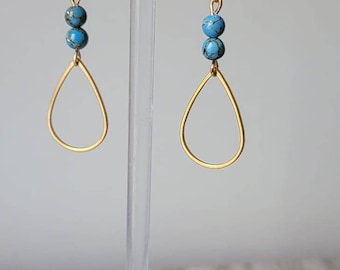 Boucles d'oreilles dorées, petites gouttes créoles et perles de pierre de turquoise effet or Bijoux pour femme. Cadeau bijou artisanal