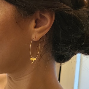 Boucles d'oreilles créoles dorées minimaliste acier inoxydable libellule Bijoux pour femme. Cadeau bijou Noël image 2