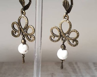 Boucles d'oreilles pendantes - bronze - arabesques - perle naturelle d'howlite ivoire- Bijoux pour femme. Cadeau bijou Noël