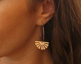 Boucles d'oreilles créoles dorées et demi cercle en laiton effet or -Bijoux pour femme. Cadeau bijou artisanal