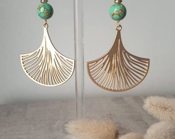 Boucles d'oreilles dorées feuilles de Ginkgo et perle naturelle - Bijoux pour femme. Cadeau bijou artisanal