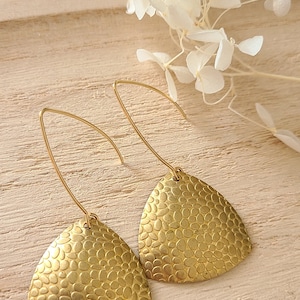 Boucles d'oreilles or triangles dorés en laiton Bijoux pour femme. Cadeau bijou artisanal image 4