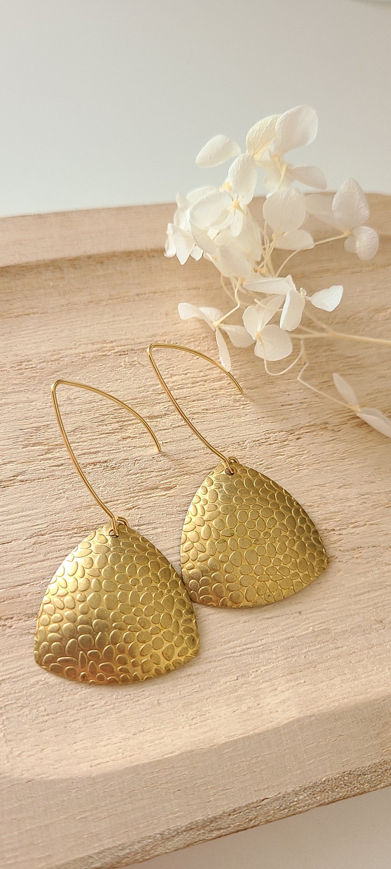 Boucles d'oreilles or triangles dorés en laiton Bijoux pour femme. Cadeau bijou artisanal image 4