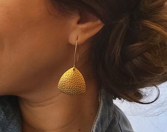 Boucles d'oreilles or triangles dorés en laiton  - Bijoux pour femme. Cadeau bijou artisanal