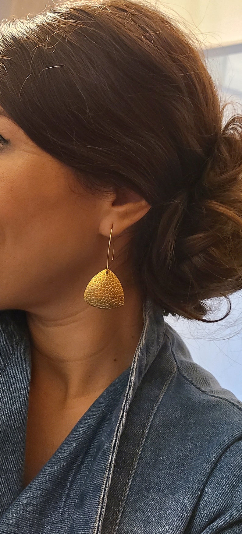 Boucles d'oreilles or triangles dorés en laiton Bijoux pour femme. Cadeau bijou artisanal image 1