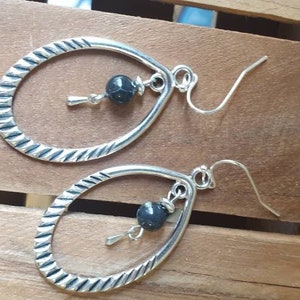 Boucles d'oreilles créoles ovales argentées effet argent Bijoux pour femme. Cadeau bijou Noël image 3