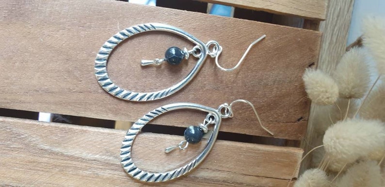 Boucles d'oreilles créoles ovales argentées effet argent Bijoux pour femme. Cadeau bijou Noël image 3