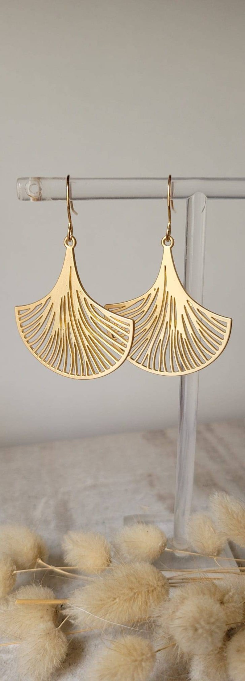 Feuilles de Ginkgo boucles d'oreilles dorées petits crochets Bijoux pour femme. Cadeau bijou artisanal image 2