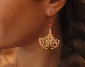 Boucles d'oreilles pendantes dorées feuilles de Ginkgo et perle naturelle labradorite effet or Bijoux pour femme. Cadeau bijou artisanal