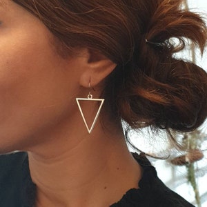 Boucles d'oreilles triangles argentés Bijoux pour femme. Cadeau bijou artisanal image 1