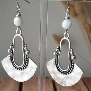 Boucles d'oreilles pendantes argent et blanc grande boucle ethnique perles naturelles Bijoux pour femme. Cadeau bijou artisanal image 4