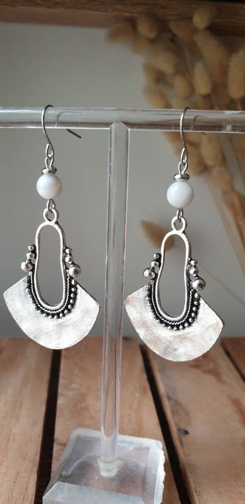Boucles d'oreilles pendantes argent et blanc grande boucle ethnique perles naturelles Bijoux pour femme. Cadeau bijou artisanal image 4