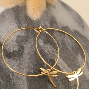 Boucles d'oreilles créoles dorées minimaliste acier inoxydable libellule Bijoux pour femme. Cadeau bijou Noël image 3