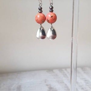 Boucles d'oreilles argentées, petite goutte et perles naturelles Bijoux pour femme. Cadeau bijou artisanal image 3