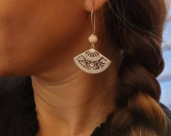 Boucles d'oreilles argentees éventail et perles naturelles effet argent Bijoux pour femme. Cadeau bijou artisanal