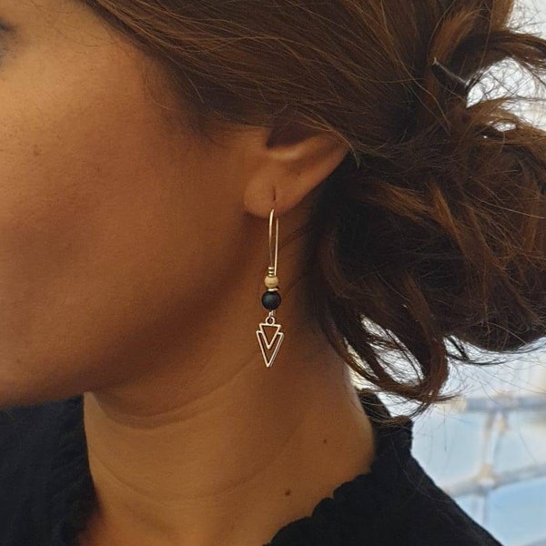 Boucles d'oreilles argentées grands crochets double triangle - Bijoux pour femme. Cadeau bijou Noël