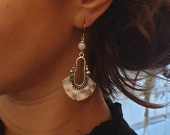 Boucles d'oreilles pendantes - argent et blanc - grande boucle - ethnique  perles naturelles - Bijoux pour femme. Cadeau bijou artisanal