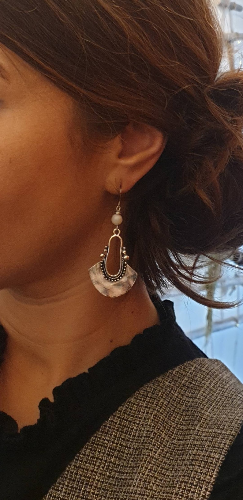 Boucles d'oreilles pendantes argent et blanc grande boucle ethnique perles naturelles Bijoux pour femme. Cadeau bijou artisanal image 1