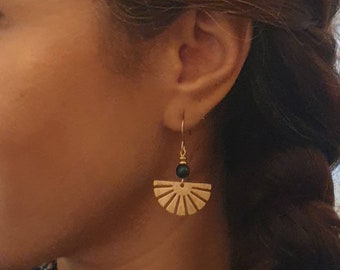 Boucles d'oreilles pendantes dorées demi-cercle et perle naturelle. Bijoux cadeau Noël