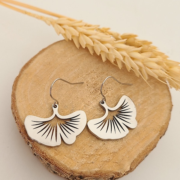 Boucles d'oreilles argentées feuille de Ginkgo bilboa en acier inoxydable - Bijoux pour femme. Cadeau bijou artisanal