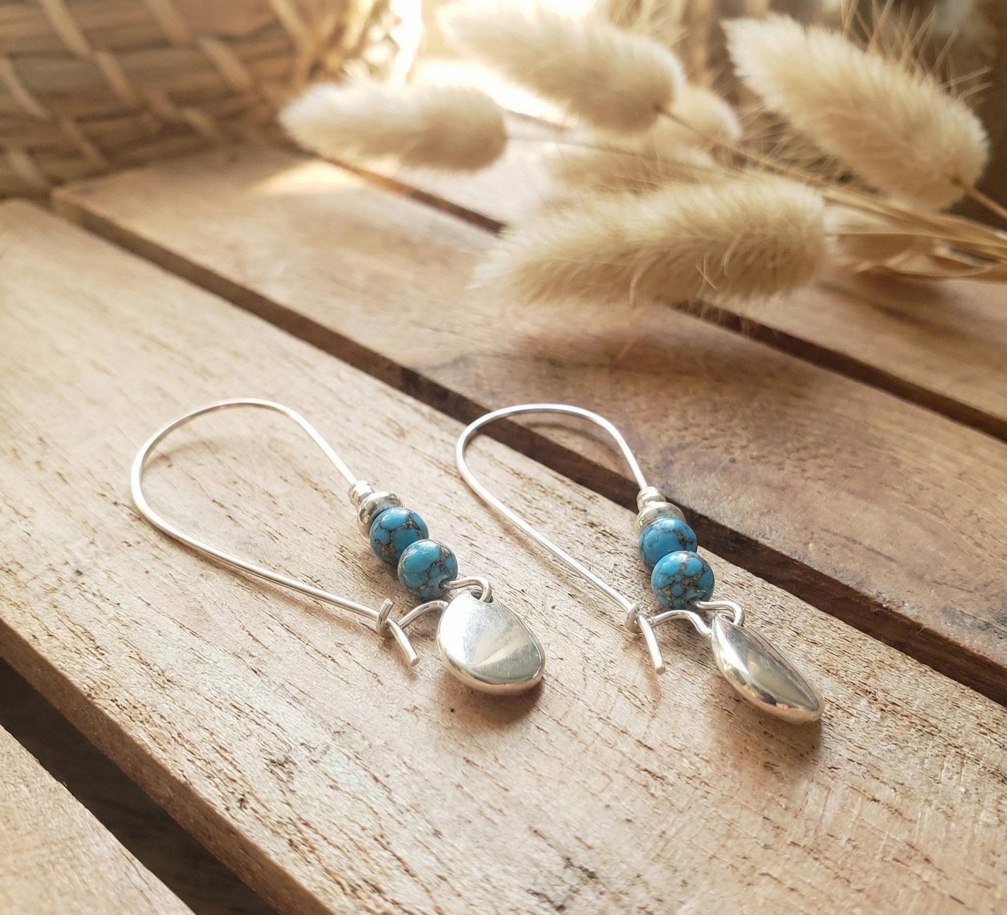Boucles D'oreilles Artisanales Sânâ Hâta - Argent Tibétain Et Howlite Turquoise - Neuf Avec étiquettes