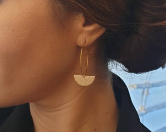 Pendientes aro medio círculo de acero dorado - Joyería para mujer. Regalo de joyería artesanal.