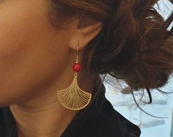 Boucles d'oreilles feuilles de Ginkgo dorées et perles naturelles effet or Bijoux pour femme. Cadeau bijou artisanal