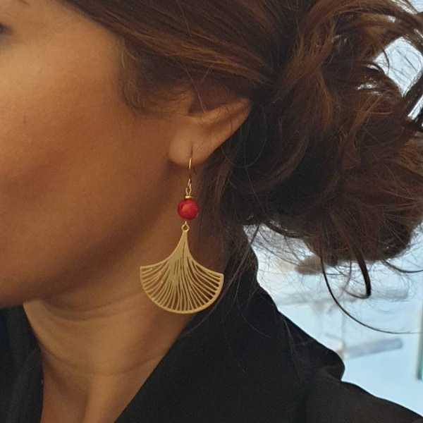 Boucles d'oreilles feuilles de Ginkgo dorées et perles naturelles effet or Bijoux pour femme. Cadeau bijou artisanal
