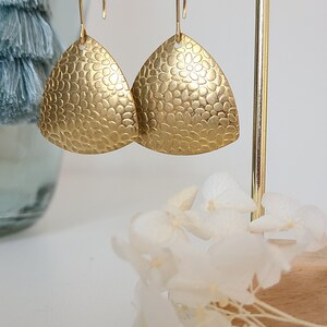 Boucles d'oreilles or triangles dorés en laiton Bijoux pour femme. Cadeau bijou artisanal image 5