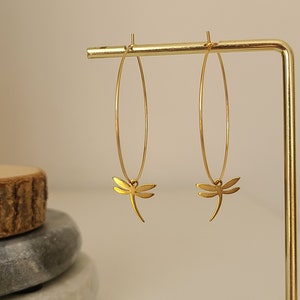 Boucles d'oreilles créoles dorées minimaliste acier inoxydable libellule Bijoux pour femme. Cadeau bijou Noël image 5