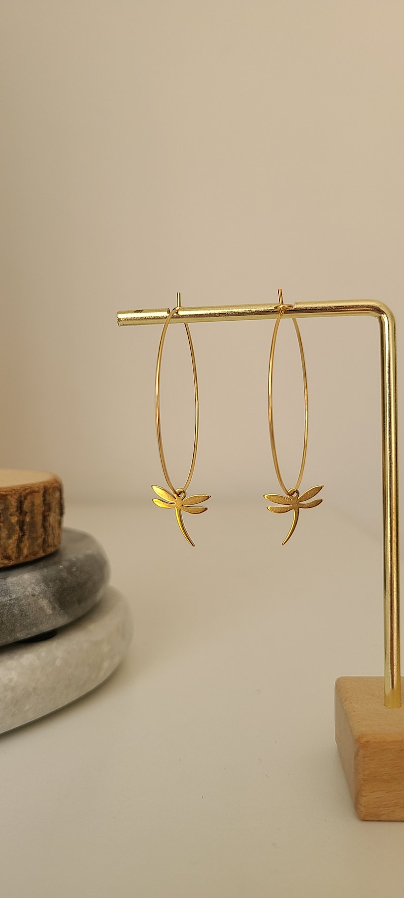 Boucles d'oreilles créoles dorées minimaliste acier inoxydable libellule Bijoux pour femme. Cadeau bijou Noël image 5