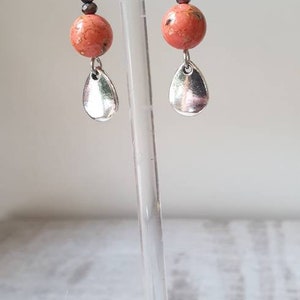 Boucles d'oreilles argentées, petite goutte et perles naturelles Bijoux pour femme. Cadeau bijou artisanal image 2