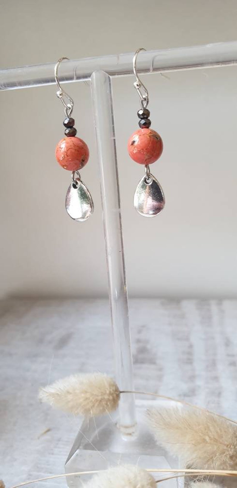 Boucles d'oreilles argentées, petite goutte et perles naturelles Bijoux pour femme. Cadeau bijou artisanal Boucles d'oreilles